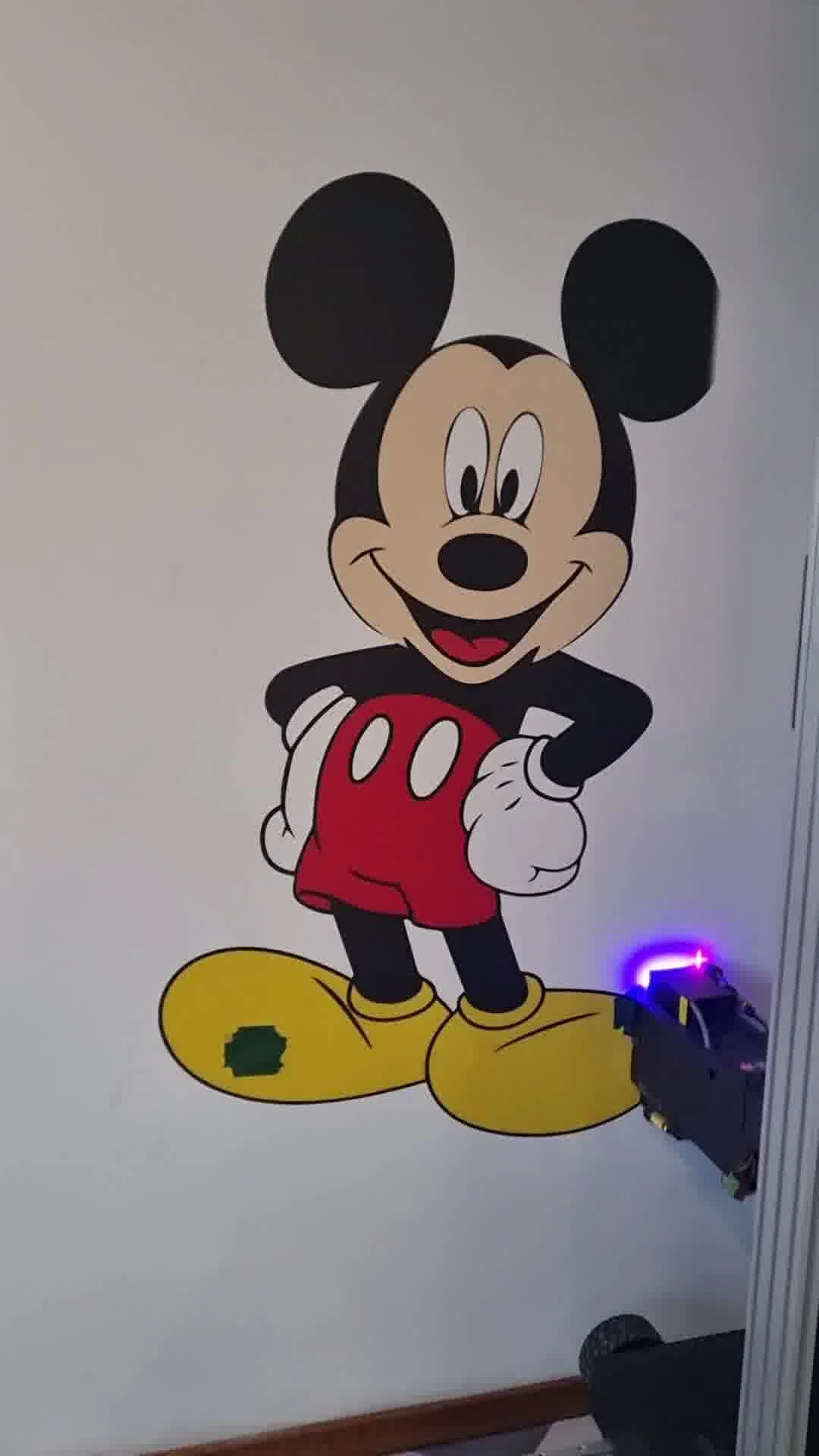 Druk UV Myszka Mickey na białej ścianie